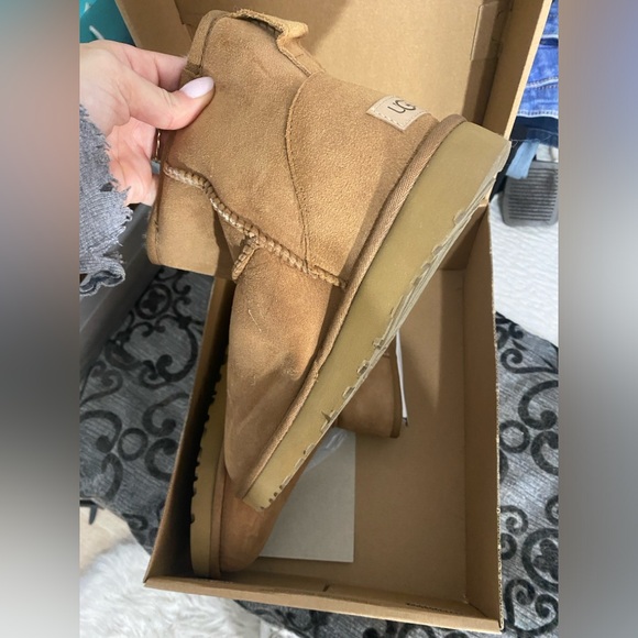 BRAND NEW UGGS - Picture 4 of 6